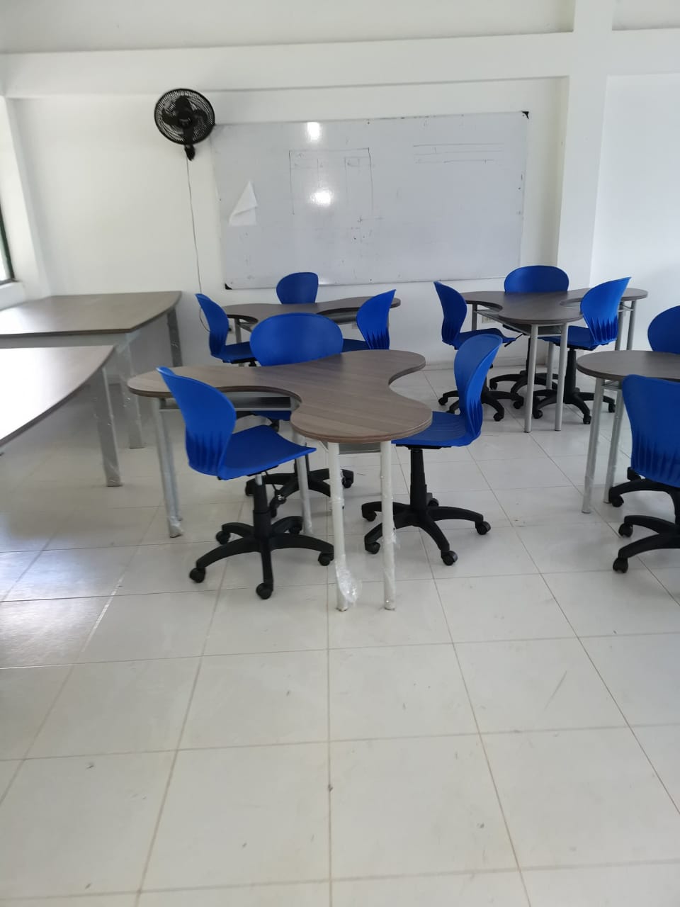 SILLAS UNIVERSITARIAS Y MOBILIARIO ESCOLAR Distribuciones H&M